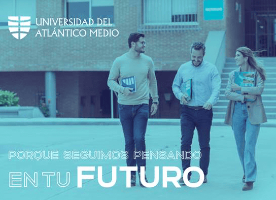 Tres personas caminan por un campus, riendo y sosteniendo libros. El texto dice "Universidad del Atlántico Medio" y "Forma tu futuro", que se traduce como "Da forma a tu futuro".