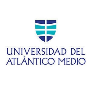 Logotipo de la Universidad del Atlántico Medio con un escudo azul y verde azulado sobre el nombre de la universidad en español, asociado con empresas asociadas a GEHOCAN.